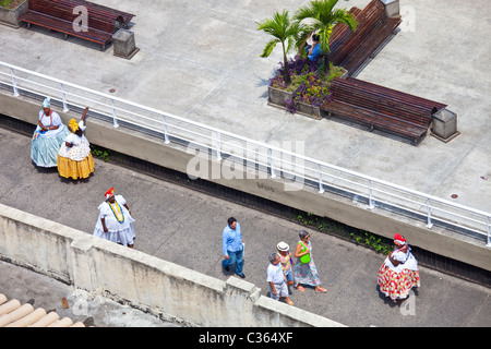 Baiana Frauen und Touristen in Salvador, Brasilien Stockfoto