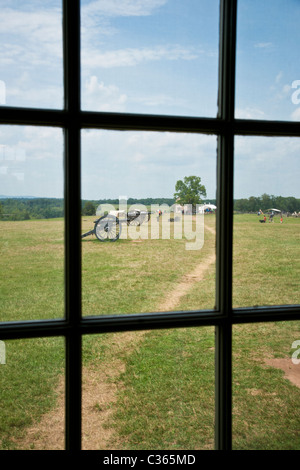 Auf dem Manassas nationale Schlachtfeld mit Blick auf die Henry House aus Gitter Fenster in das Besucherzentrum. Stockfoto