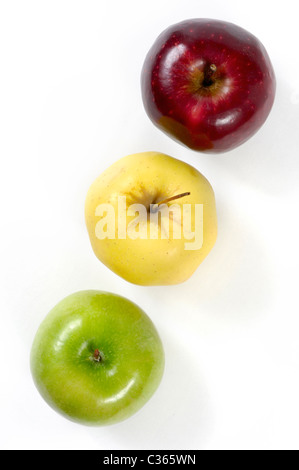 Drei bunte Äpfel rot grün und gelb isoliert auf weißem Hintergrund Stockfoto