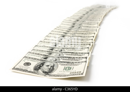 Reihe von hundert-Dollar-Scheine isoliert auf weißem Hintergrund Stockfoto