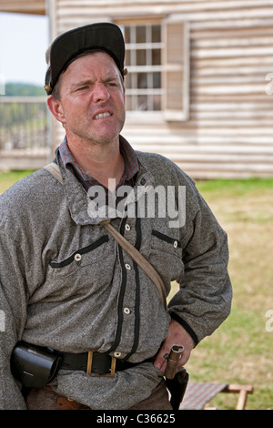 Konföderierte Soldaten Reenactor aus blickt man auf das Schlachtfeld von außerhalb der Henry House auf dem Manassas nationale Schlachtfeld. Stockfoto