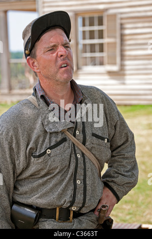 Konföderierte Soldaten Reenactor aus blickt man auf das Schlachtfeld von außerhalb der Henry House auf dem Manassas nationale Schlachtfeld. Stockfoto