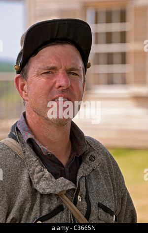 Konföderierte Soldaten Reenactor aus blickt man auf das Schlachtfeld von außerhalb der Henry House auf dem Manassas nationale Schlachtfeld. Stockfoto