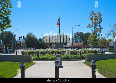 Camarillo / Kalifornien Rathaus mit frischen neuen Blumen in der Landschaft Stockfoto