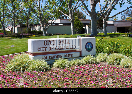 Camarillo / Kalifornien Rathaus mit frischen neuen Blumen in der Landschaft Stockfoto