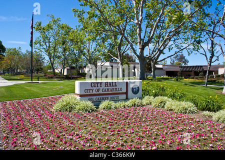 Camarillo / Kalifornien Rathaus mit frischen neuen Blumen in der Landschaft Stockfoto