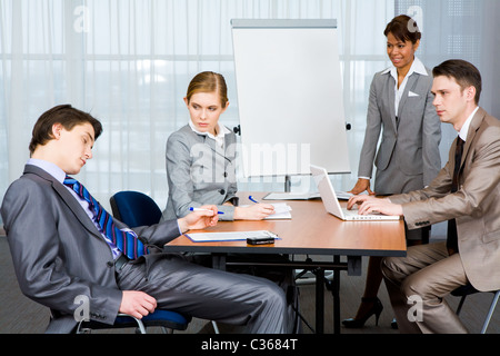 Foto von Geschäftsleuten Blick streng auf ihre schlafenden Kollegen bei der Präsentation Stockfoto