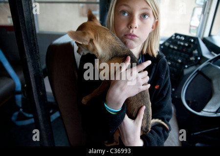 Mädchen auf der Suche Angst bei dem Versuch, ihr Haustier zu schützen Stockfoto