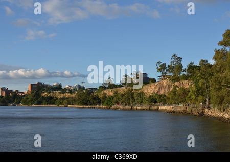 Kangaroo Point Cliffs in Brisbane mit den Brisbane River in den Vordergrund. Stockfoto