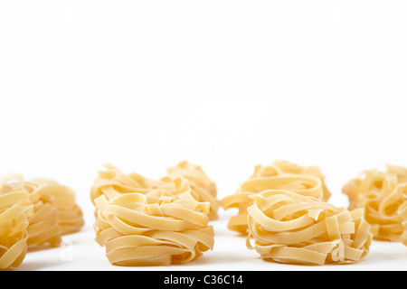 Fettuccine Nudeln Nester, isoliert auf weiss, Frontansicht Stockfoto