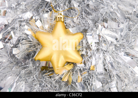 Vorderansicht des goldenen Stern, Weihnachtsdekoration auf Silberflitter Stockfoto