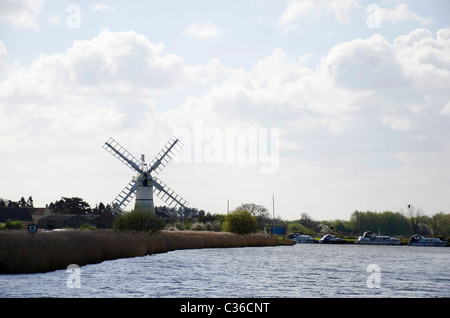 Alten windgetriebene Drainage Pumpe und Vergnügen Kreuzer am Thurne Dyke auf den Fluß Thurne, Norfolk Broads, East Anglia, England Stockfoto