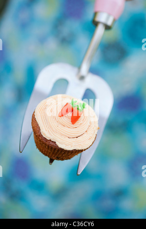 Karotte-Kuchen auf Gartenarbeit Gabel selektiven Fokus Stockfoto