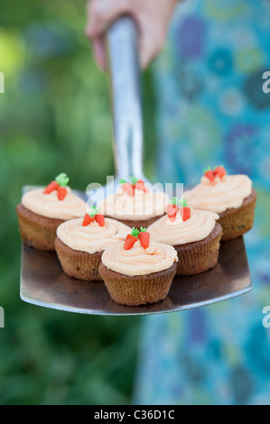 Karotten-Muffins auf Garten Spaten selektiven Fokus Stockfoto