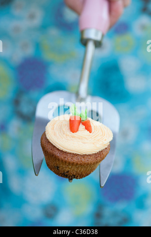 Karotte-Kuchen auf Gartenarbeit Gabel selektiven Fokus Stockfoto