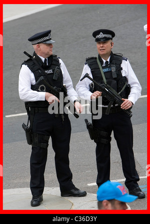 Die Hochzeit von Prinz William und Catherine Middleton. 29. April 2011. Bewaffnete Polizisten bewachen Westminster Abbey für die Hochzeit Stockfoto