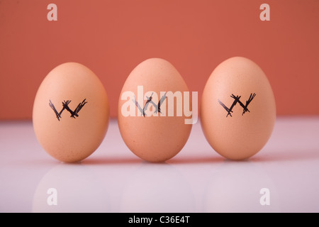 drei Eiern zu Ostern mit dem Internet verbunden. Stockfoto