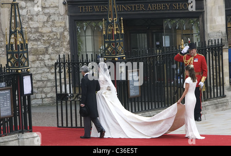 Die Hochzeit von Prinz William und Catherine Middleton. 29. April 2011. Kate Middleton kommt in der Abtei mit ihrem Vater Stockfoto