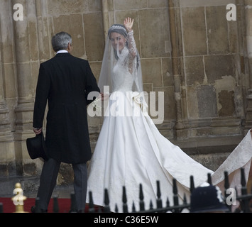 Die Hochzeit von Prinz William und Catherine Middleton. 29. April 2011. Kate Middleton kommt in der Abtei mit ihrer Schwester Stockfoto