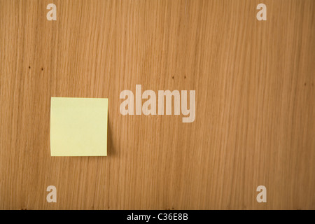 gelben post-it auf Holzbrett Stockfoto
