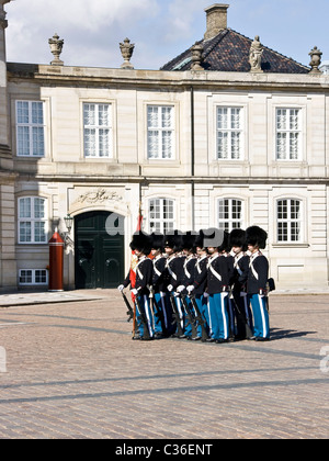 Livgarden (Royal Life Guards) vor Amalienborg Paläste Kopenhagen Dänemark Skandinavien Stockfoto