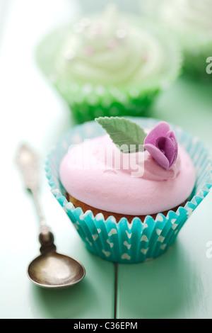 Nahaufnahme der schönen Sommer-Cupcake mit Erdbeer aromatisierter Sahne Stockfoto