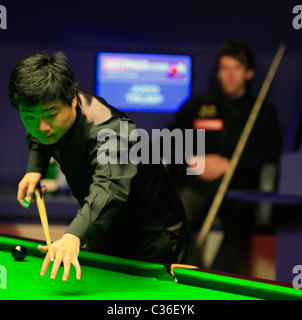 Ding Junhui (Chi) in Aktion gegen Judd Trump (Eng) Halbfinale (am besten von 33 Frames) World Championship Snooker aus dem Tiegel Stockfoto