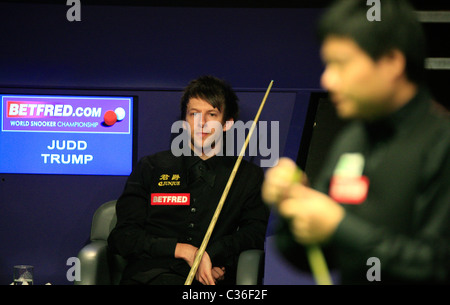 Judd Trump (Eng) im Kampf gegen Ding Junhui (Chi), Stockfoto