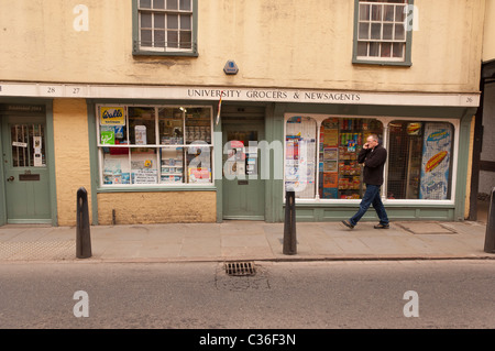Die Universität Lebensmittelhändler & Zeitschriftenläden Shop speichern in Cambridge, Cambridgeshire, England, Großbritannien, Uk Stockfoto