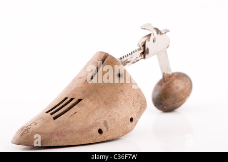 Vintage Holz Schuhspanner auf weißem Hintergrund Stockfoto