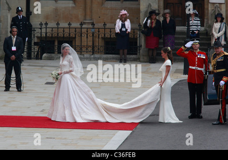 KATE MIDDLETON & PIPPA MIDLLETON ROYAL BRAUT & MAID OF HONOUR KÖNIGLICHE HOCHZEIT WESTMINSTER ABBEY WESTMINSTER ABBEY, LONDON, ENGLAND Stockfoto