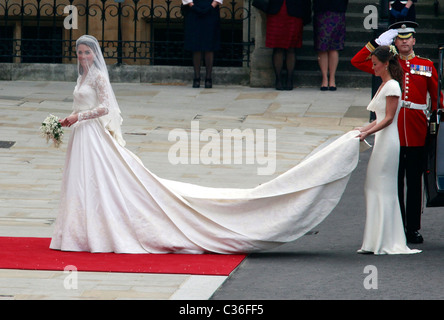 KATE MIDDLETON & PIPPA MIDLLETON ROYAL BRAUT & MAID OF HONOUR KÖNIGLICHE HOCHZEIT WESTMINSTER ABBEY WESTMINSTER ABBEY, LONDON, ENGLAND Stockfoto