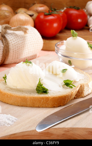 Schmalz mit Petersilie auf hausgemachtes Brot Stockfoto