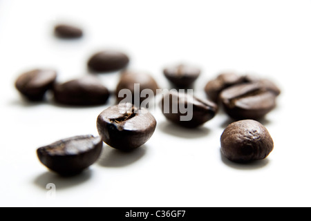 Kaffeebohnen auf weiß Stockfoto