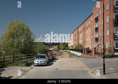 Blick Richtung 2012 London Olympiastadion vorbei an lokalen Wohnungen auf Blaker Road, Stratford, East London, UK. Stockfoto