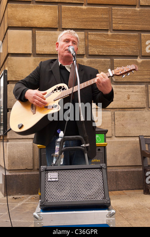 Terry Adams als Straßenmusikant mit seiner Gitarre in Cambridge, Cambridgeshire, England, Großbritannien, Uk Stockfoto