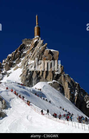 Skifahrer für die Vallée Blanche Klettern Dowbn vom Gipfel der Aiguille du Midi, Frankreich Stockfoto