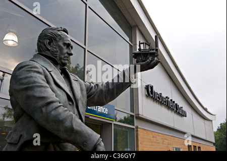 Eine Bronzestatue von George Stephenson vor Chesterfield Bahnhof Stockfoto