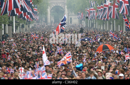 Massen von Menschen winken britische Flaggen, während sie darauf, für Großbritanniens Prinz William und seine Frau Catherine, Herzogin von Cambridge warten, Stockfoto