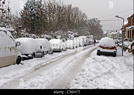 Schneebedeckte Straße in fallenden Schnee an der Tonbridge, Kent, UK Stockfoto