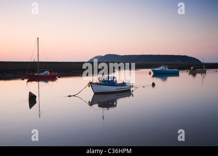 Boote vertäut am Fluss-Axt mit Brean Down in der Ferne. Somerset. England. VEREINIGTES KÖNIGREICH. Stockfoto