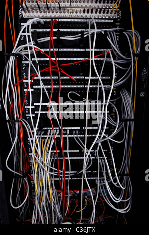 Netzwerk-Switch voll von Ethernet-Kabeln im Serverraum Stockfoto