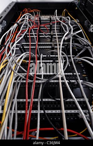 Netzwerk-Switch voll von Ethernet-Kabeln im Serverraum Stockfoto