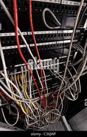 Netzwerk-Switch voll von Ethernet-Kabeln im Serverraum Stockfoto