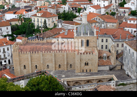 Luftaufnahme der Se Velha Kathedrale in Coimbra, Portugal Stockfoto