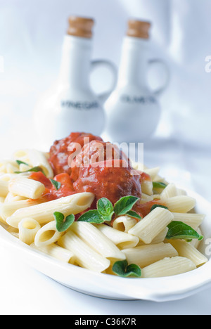 Leckere Frikadellen in Tomatensauce reichen Stockfoto