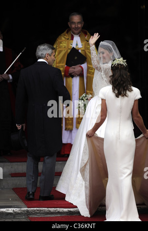 Die Hochzeit von Prinz William und Catherine Middleton. 29. April 2011. Kate Middleton betritt Westminster Abbey mit ihrem Vater Stockfoto