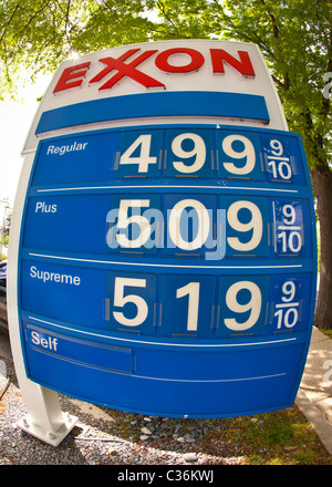 WASHINGTON, DC USA - Benzin Preis Zeichen an Exxon-Tankstelle Stockfoto