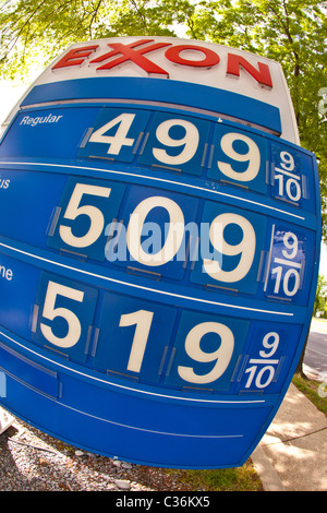 WASHINGTON, DC USA - Benzin Preis Zeichen an Exxon-Tankstelle Stockfoto