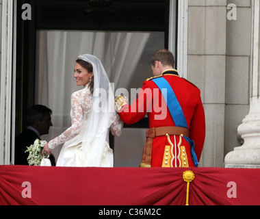 Die Hochzeit von Prinz William und Catherine Middleton. 29. April 2011. Das frisch verheiratete Paar auf dem Balkon des Buckingham Stockfoto